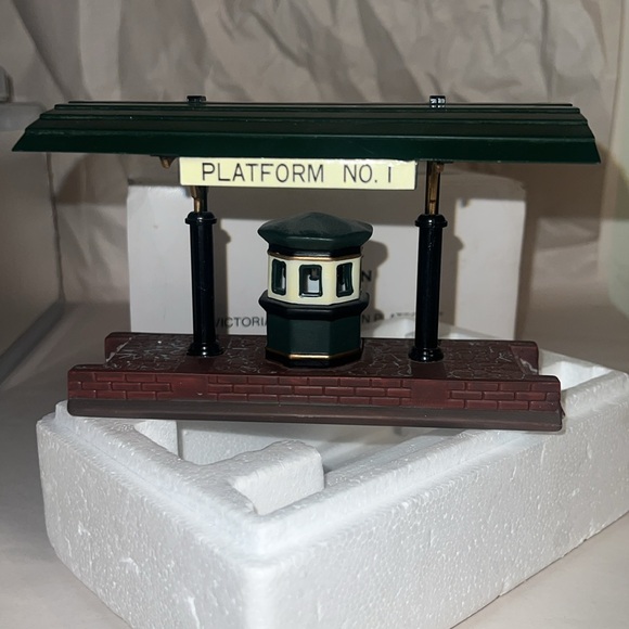 Department 56 / Heritage Village Collection /Victoria Station Train Platform - Picture 5 of 11